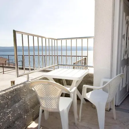 Ella アパート オミシュ