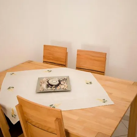 アパート Ella オミシュ